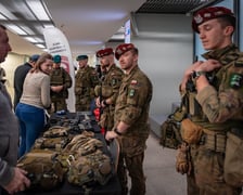 <p>Na stoisku wojskowym oglądaliśmy sprzęt do skok&oacute;w spadochronowych. Można było przymierzyć!</p>