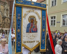 największa procesja we Wrocławiu przeszła z katedry na Ostrowie Tumskim do kościoła garnizonowego w Rynku, 16 czerwca 2022 r.