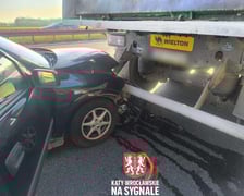 Kolizja auta osobowego i ciężarówek na jezdni AOW w kierunku Kudowy Zdroju.