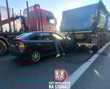 Kolizja auta osobowego i ciężarówek na jezdni AOW w kierunku Kudowy Zdroju.