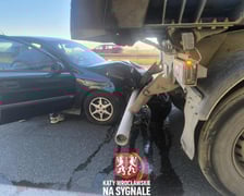 Kolizja auta osobowego i ciężarówek na jezdni AOW w kierunku Kudowy Zdroju.