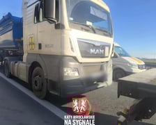 Kolizja auta osobowego i ciężarówek na jezdni AOW w kierunku Kudowy Zdroju.