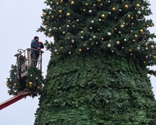 Choinka na Rynku w budowie 18 listopada 2025 roku