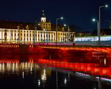 Mosty Uniwersyteckie rozświetlone na czerwono - 19 listopada 2025 r.