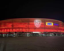 Tarczyński Arena podświetlona na czerwono - 19 listopada 2025 r.