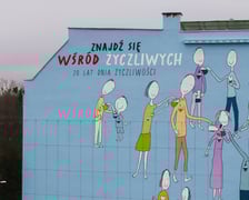 <p>Mural przy ul. Krakowskiej 25/27 projektu Andrzeja Tylkowskiego z okazji 20-lecia Dnia Życzliwości</p>