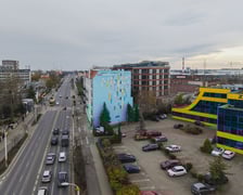 <p>Mural przy ul. Krakowskiej 25/27 projektu Andrzeja Tylkowskiego z okazji 20-lecia Dnia Życzliwości</p>