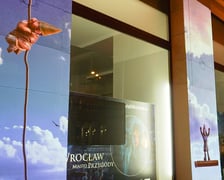 <p>Mini koncert z mappingiem pod Arkadami na Świdnickiej. Były gesty życzliwości, muzyka, mapping</p>