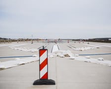 Budowa na wrocławskim lotnisku - powstaje tu m.in droga szybkiego zjazdu, nowa płyta postojowa, płyta do odladzania, droga kołowania o długości 2,5 kilometra