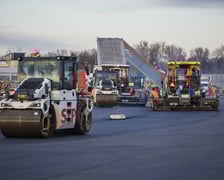 Budowa na wrocławskim lotnisku - powstaje tu m.in droga szybkiego zjazdu, nowa płyta postojowa, płyta do odladzania, droga kołowania o długości 2,5 kilometra