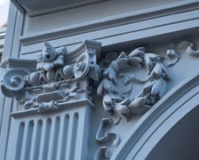 Kamienica wspólnotowa Cybulskiego 19 w listopadzie 2025