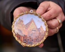 <p>Bombka dla konesera Wrocławia - medalionzdobiony techniką decoupage</p>