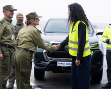 Anna Żabska, wojewoda dolnośląska przekazała na wrocławskim lotnisku nowe samochody dla straży granicznej.