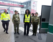 Anna Żabska, wojewoda dolnośląska przekazała na wrocławskim lotnisku nowe samochody dla straży granicznej.