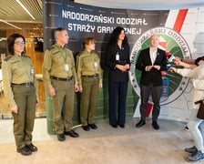 Anna Żabska, wojewoda dolnośląska przekazała na wrocławskim lotnisku nowe samochody dla straży granicznej.