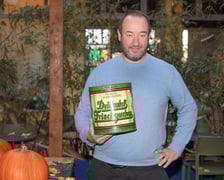 <p>Mariusz Kotkowski z puszką po og&oacute;rkach, kt&oacute;re produkowano przy dzisiejszej ul. Traugutta</p>