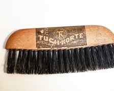 <p>Szczotka - gadżet reklamowy firmy produkującej tekstylia</p>