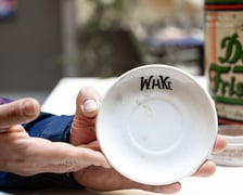 <p>Talerzyk pod filiżankę ze szpitala Wenzel - Hancke. W jego budynku funkcjonuje dziś Uniwersytet Ekonomiczny</p>