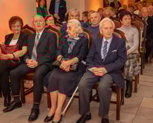 Uroczystości odznaczania wrocławskich małżeństw z co najmniej 50-letnim stażem w Starym Ratuszu.