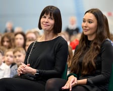 <p>Hubert Hurkacz odwiedził dawną szkołę na Januszowickiej we Wrocławiu i spotkał się z uczaniami</p>