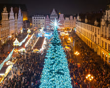 <p>Wrocławski Rynek z lotu ptaka - rozświetlenie choinki 2025</p>