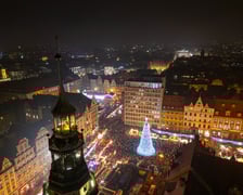 <p>Wrocławski Rynek z lotu ptaka - rozświetlenie choinki 2025</p>