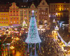 <p>Wrocławski Rynek z lotu ptaka - rozświetlenie choinki 2025</p>