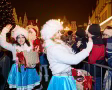 <p>Mikołajkowa parada na Wrocławskim Rynku</p>