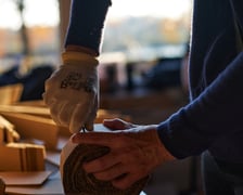 <p>Produkcja świec okopowych przez wrocławskich wolontariuszy z Foreign Front. Zdjęcie archiwalne.</p>