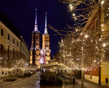 <p>Ostr&oacute;w Tumski wygląda przed świętami jak baśniowa kraina</p>