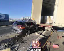 Wypadek na autostradzie A4 na jezdni w kierunku Wrocławia - samochód osobowy wjechał pod naczepę ciężarówki