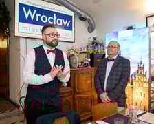 <p>Warsztaty kulinarne w Restauracji Wrocławskiej &ndash; dr Grzegorz Sobel (z prawej) i dr Tomasz Sielicki (z lewej) opowiadają o wrocławskiej kuchni&nbsp;</p>