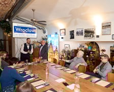 <p>Warsztaty kulinarne w Restauracji Wrocławskiej &ndash; dr Grzegorz Sobel (z prawej) i dr Tomasz Sielicki (z lewej) opowiadają o wrocławskiej kuchni&nbsp;</p>