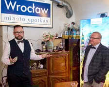 <p>Warsztaty kulinarne w Restauracji Wrocławskiej &ndash; dr Grzegorz Sobel (z prawej) i dr Tomasz Sielicki (z lewej) opowiadają o wrocławskiej kuchni&nbsp;</p>