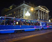 Zdjęcie "Światełkowego tramwaju" gdy kursował w mikołajki 6 grudnia