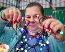 Sprzedawczyni Justyna Ambroży pokazuje światełka choinkowe