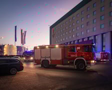 <p>Z hotelu zostało ewakuowanych 70 os&oacute;b, jedna jest ranna</p>