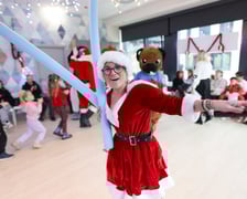 Paczki Dobrych Relacji w w siedzibie fundacji dla dzieci Zobacz Mnie przy ul. Bolkowskiej, 22 grudnia 2025