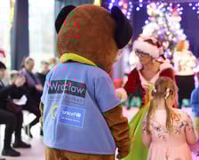 Paczki Dobrych Relacji w w siedzibie fundacji dla dzieci Zobacz Mnie przy ul. Bolkowskiej, 22 grudnia 2025