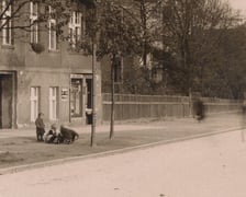 <p>Rok 1912, przy ul. Legnickiej 28-30.</p>