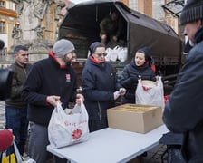 Świąteczne paczki z żywnością dla najuboższych mieszkańców Wrocławia - 24.12.2025