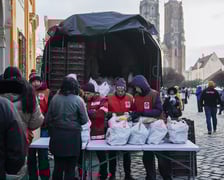 Świąteczne paczki z żywnością dla najuboższych mieszkańców Wrocławia - 24.12.2025