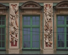 <p>Fragment elewacji kamienicy przy ul. Kuźniczej, zdjęcie ilustracyjne</p>