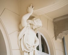 <p>Detal architektoniczny jednej z kamienic przy ul. Rozbrat, zdjęcie ilustracyjne</p>