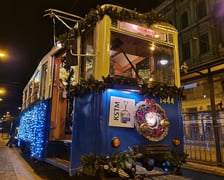 <p>Zabytkowy Konstal ND przystrojony na święta</p>