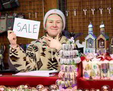 <p>Jarmark Bożonarodzeniowy 2025 we Wrocławiu. Na zdjęciach odwiedzający i sprzedawcy na jarmarku we Wrocławiu</p>