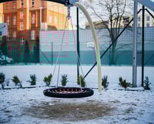 <p>Huśtawki, bujaki i boisko - to wszystko też już tu jest. Tylko czekać wiosny!</p>