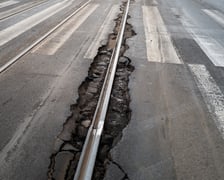 Remont torowiska na ulicy Trzebnickiej będzie dla MPK największym wyzwaniem inwestycyjnym w 2026 roku. Na zdjęciu z 9 stycznia obecny stan torów