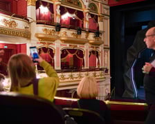 <p>Zwiedzanie Opery Wrocławskiej podczas Operowego Labiryntu</p>