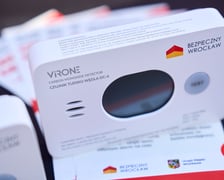 <p class="MsoNormal"><span style="font-size: 14.0pt; line-height: 107%; font-family: 'Times New Roman',serif;">Rozdawanie czujek w piątek 16 stycznia na wrocławskim Rynku. Od poniedziałku 19 stycznia, od godz. 9.00 będą one dostępne w dw&oacute;ch innych miejscach</span></p>